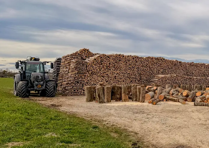 Kontaktinformationen - Bild zeigt einen Traktor und viel Brennholz